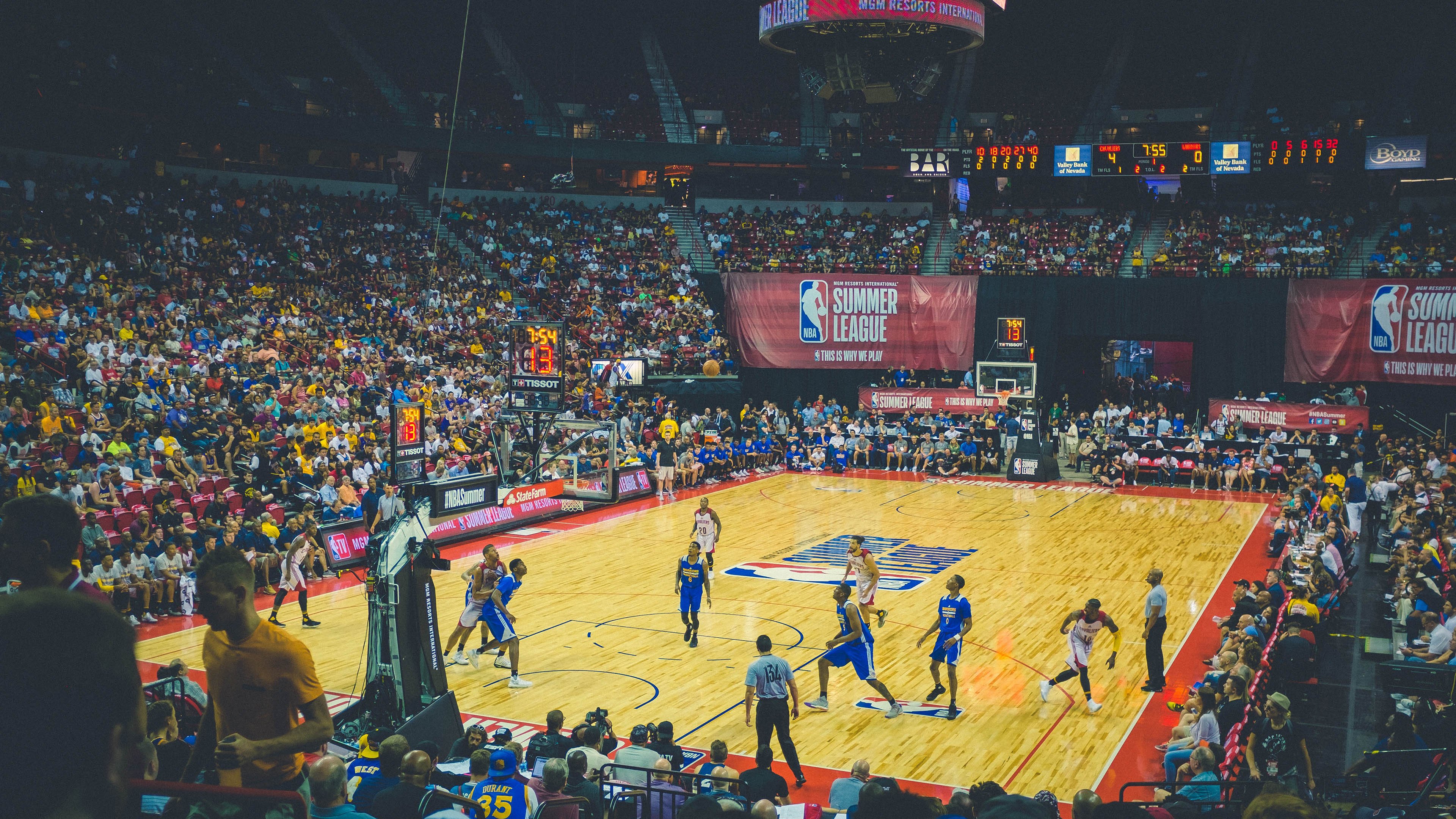 黄蜂掀翻雷霆,约基奇关键节点连续得分背后的战术智慧