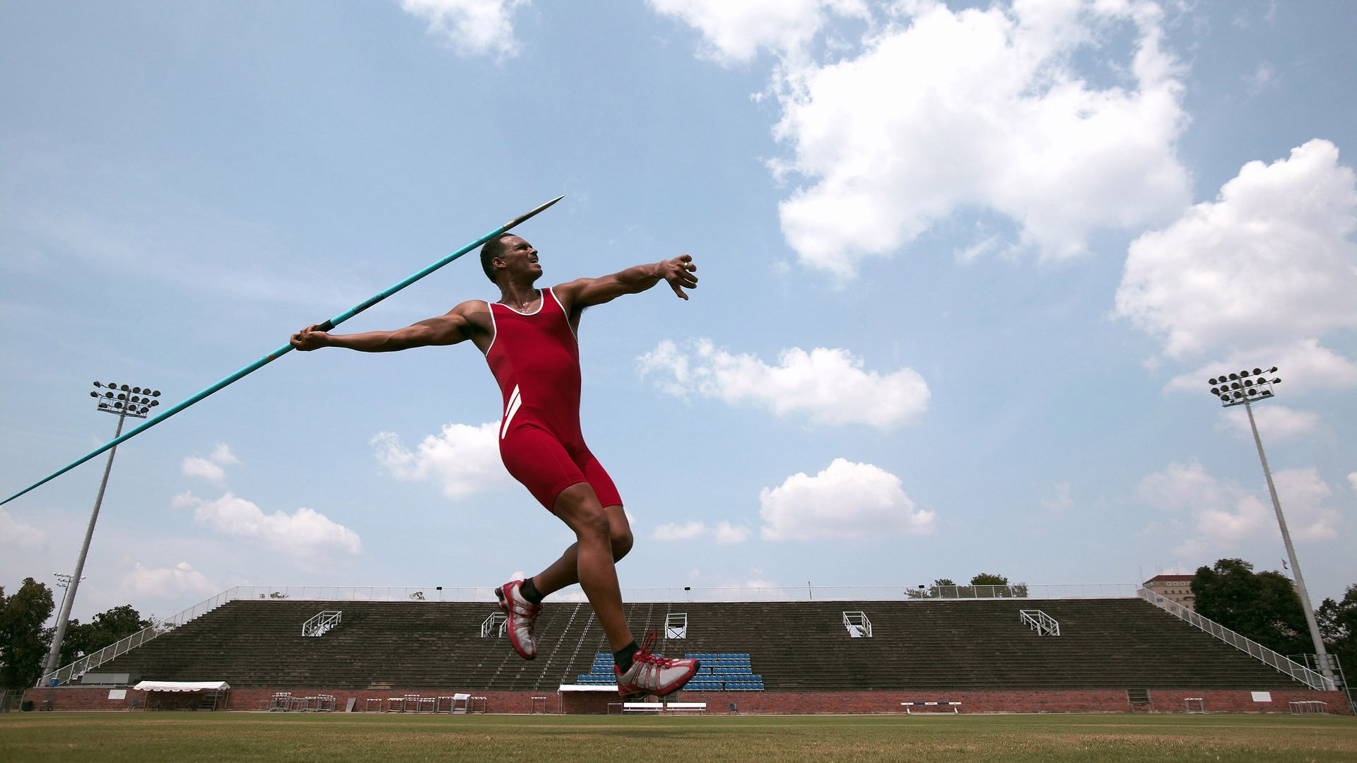 赛道与沙场，当F1争冠焦点战遇上希腊打穿摩洛哥的启示